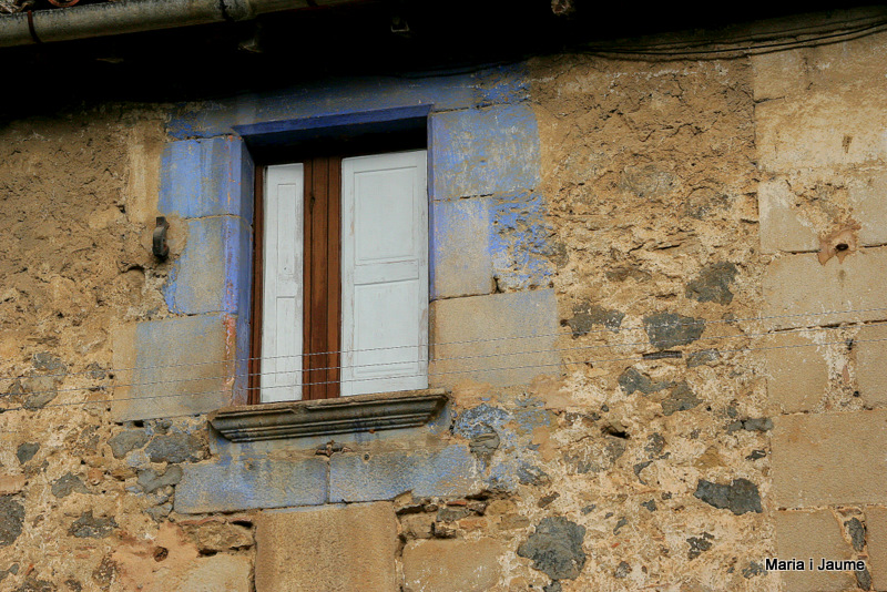 Finestra protegida. St. Feliu de Pallerols ( La Garrotxa)